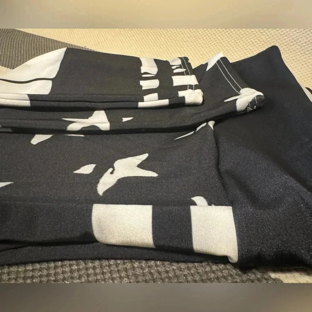 Woman’s Blue Line Workout Leggings - Picture 5 of 5